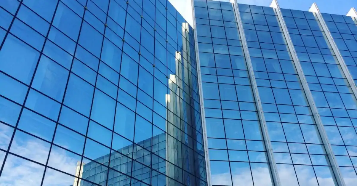 Façade vitrée d'immeuble de bureaux traitée par film solaire
